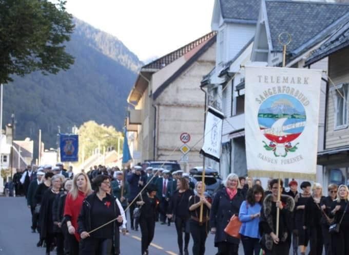 Mange kor i  vandret og sang i Rjukans gater  lørdag  21.9.19  på Fylkesstevne for TSF i Rjukan.  Stort takk til Agitato for en flott konsert og fest med fengende dansemusikk.
